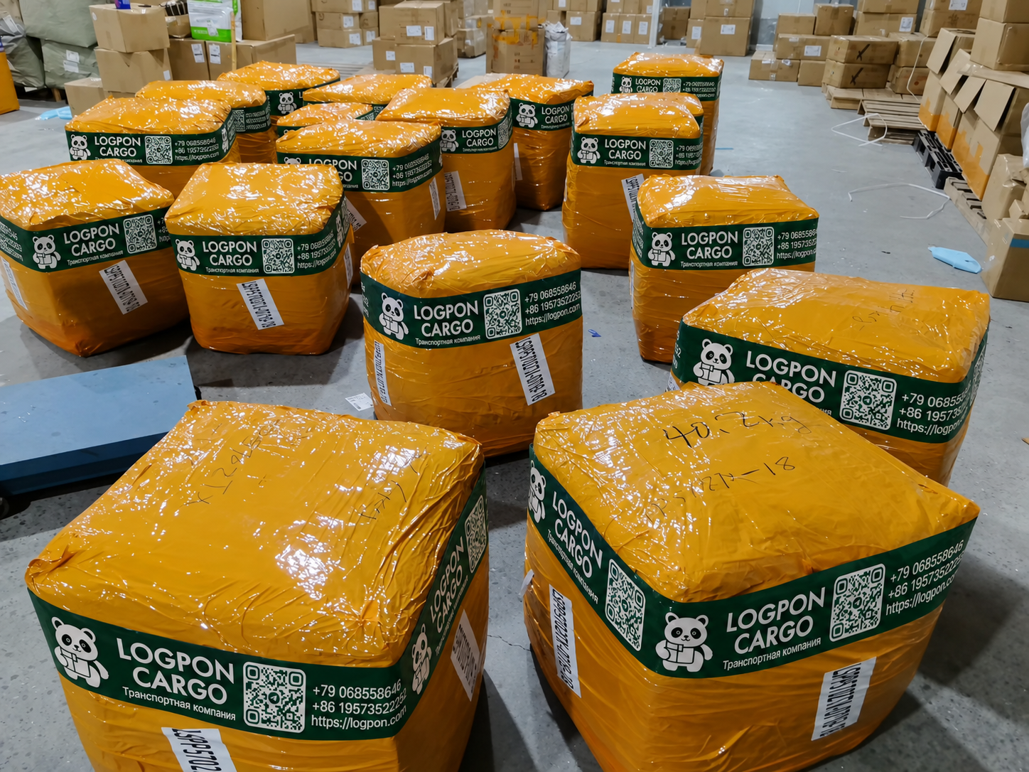 Грузовые упаковки с зелёной лентой LOGPON CARGO — визуализация фирменной упаковки