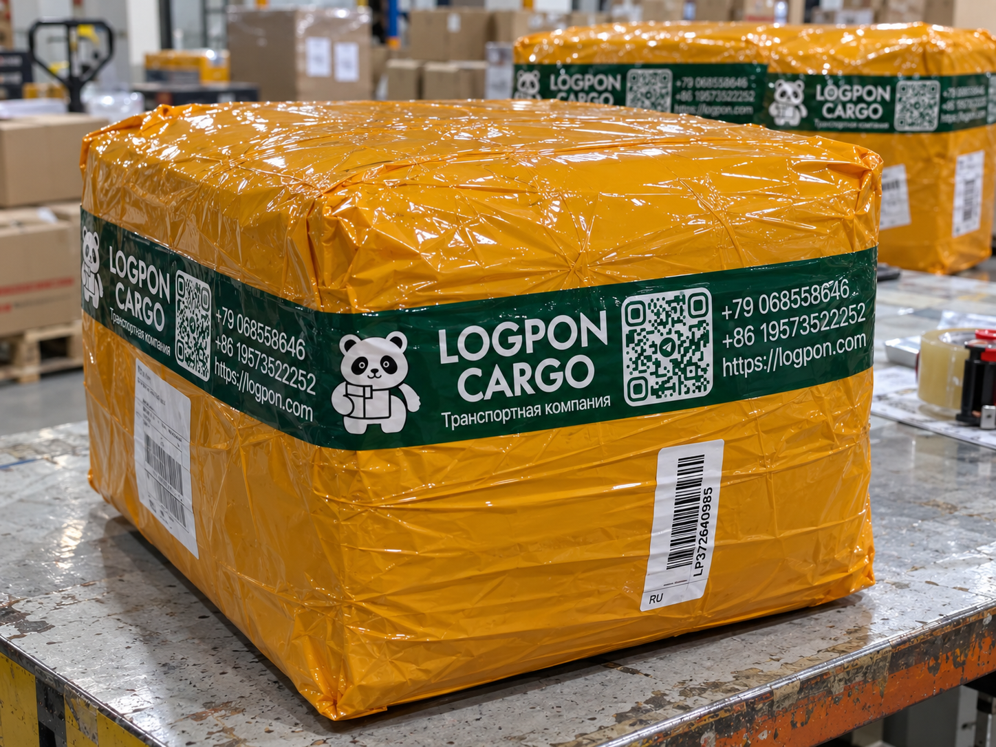 Упакованный груз с фирменной лентой LOGPON CARGO